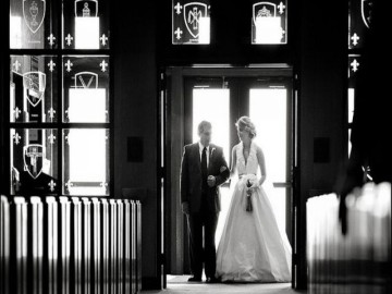 Otec sprevadza dceru