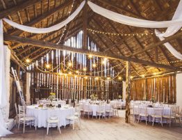 svadobná hostina v stodole