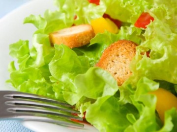 Delena_strava_zeleninovy_salat_s_krutonmi